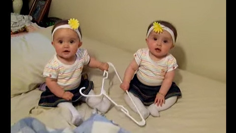 キュートすぎる双子の赤ちゃん ハンガーを取り合う あかちゃん動画